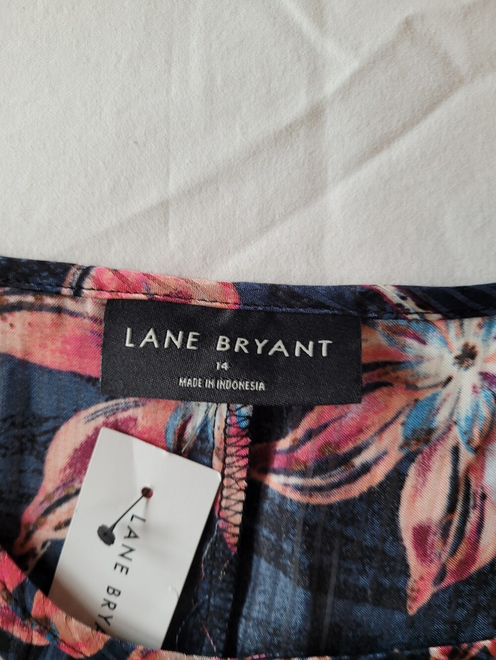 NWT Lane Bryant Floral Short Sleeve Blouse - Navy with Pink Flowers Size 14 - Picture 2 of 9